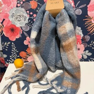 🍋NWT Cozy Plaid Scarf in Blue and Brown
